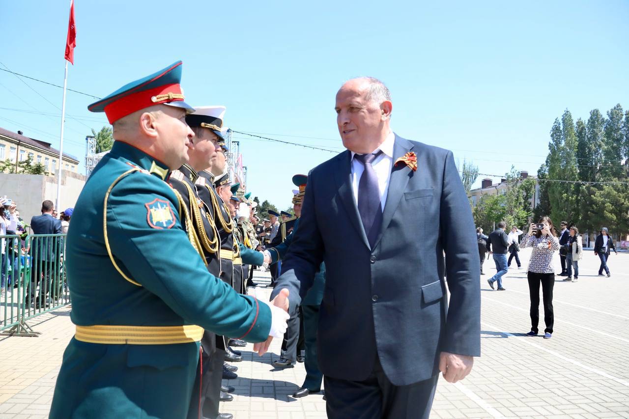 Абдулмуслим Абдулмуслимов поздравил дагестанцев с Днём защитника Отечества
