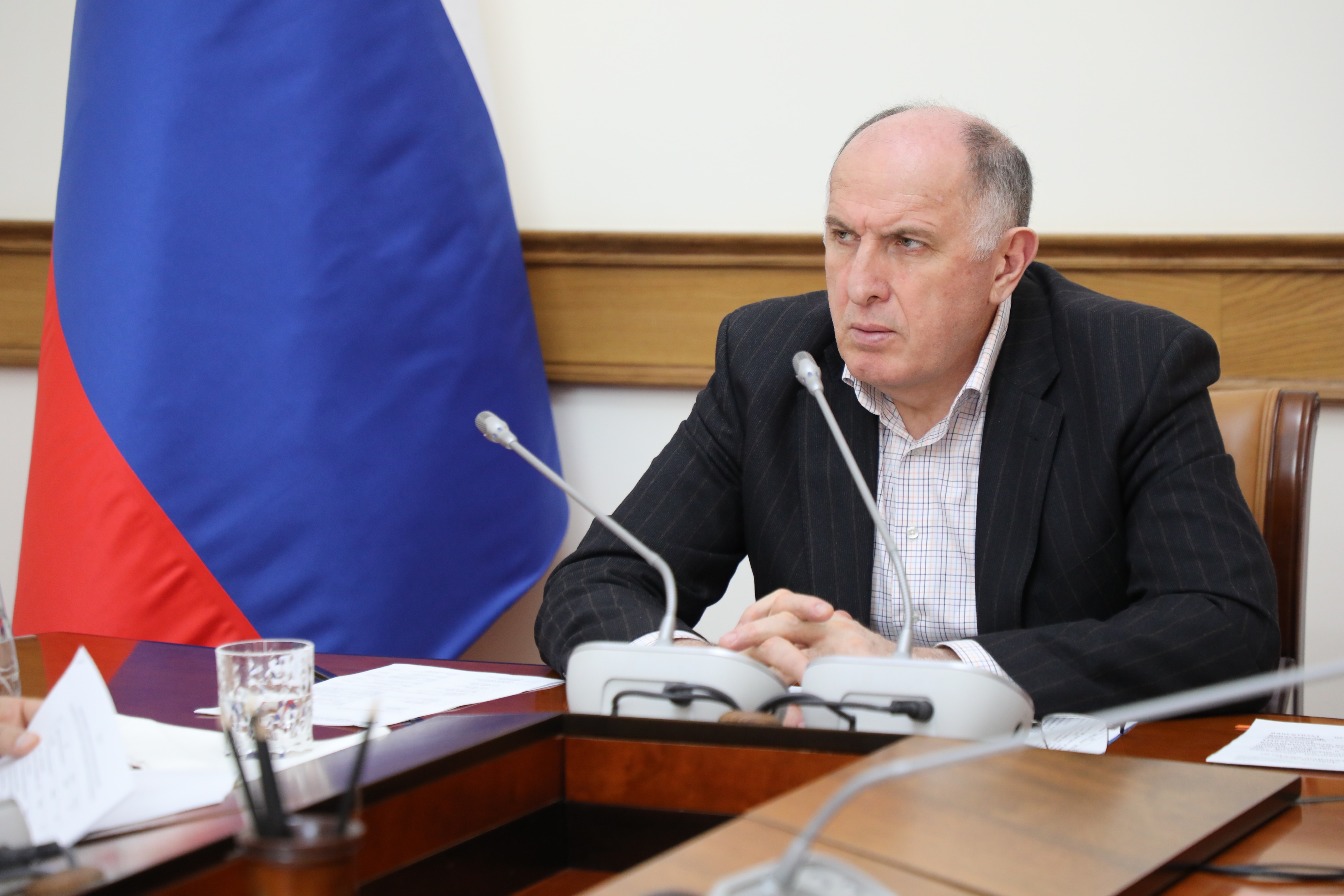 Абдулмуслим Абдулмуслимов провел встречу с директором Управления Федеральной почтовой связи РД Русланом Алибеговым