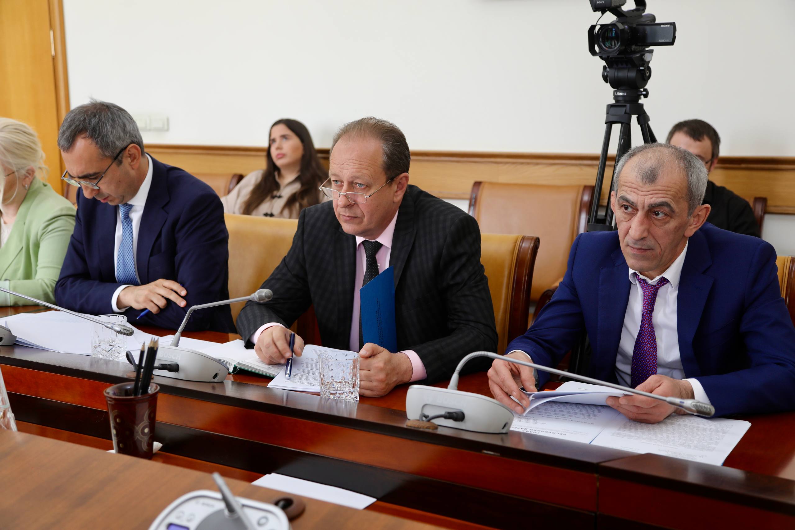 Магомед Рамазанов поручил подготовить предложения по завершению строительства школы в селе Бильбиль-Казмаляр